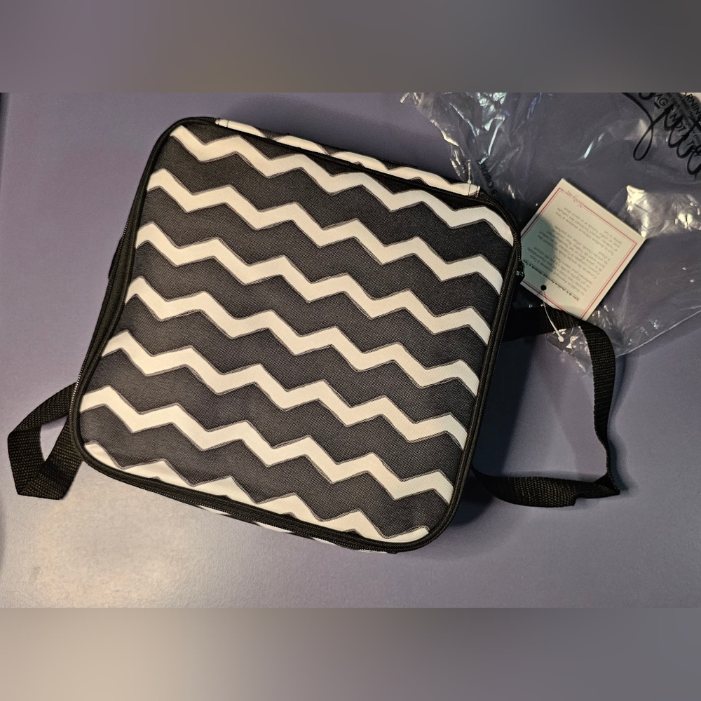 [THIRTY-ONE] Perfect Potluck Square Thermal Black Chevron ⭐️Retired colo…